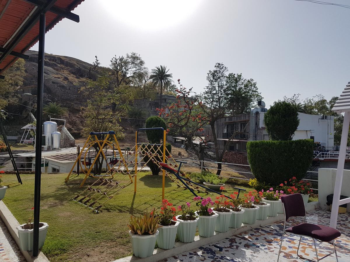 Hotel Karnavati Mount Abu Esterno foto