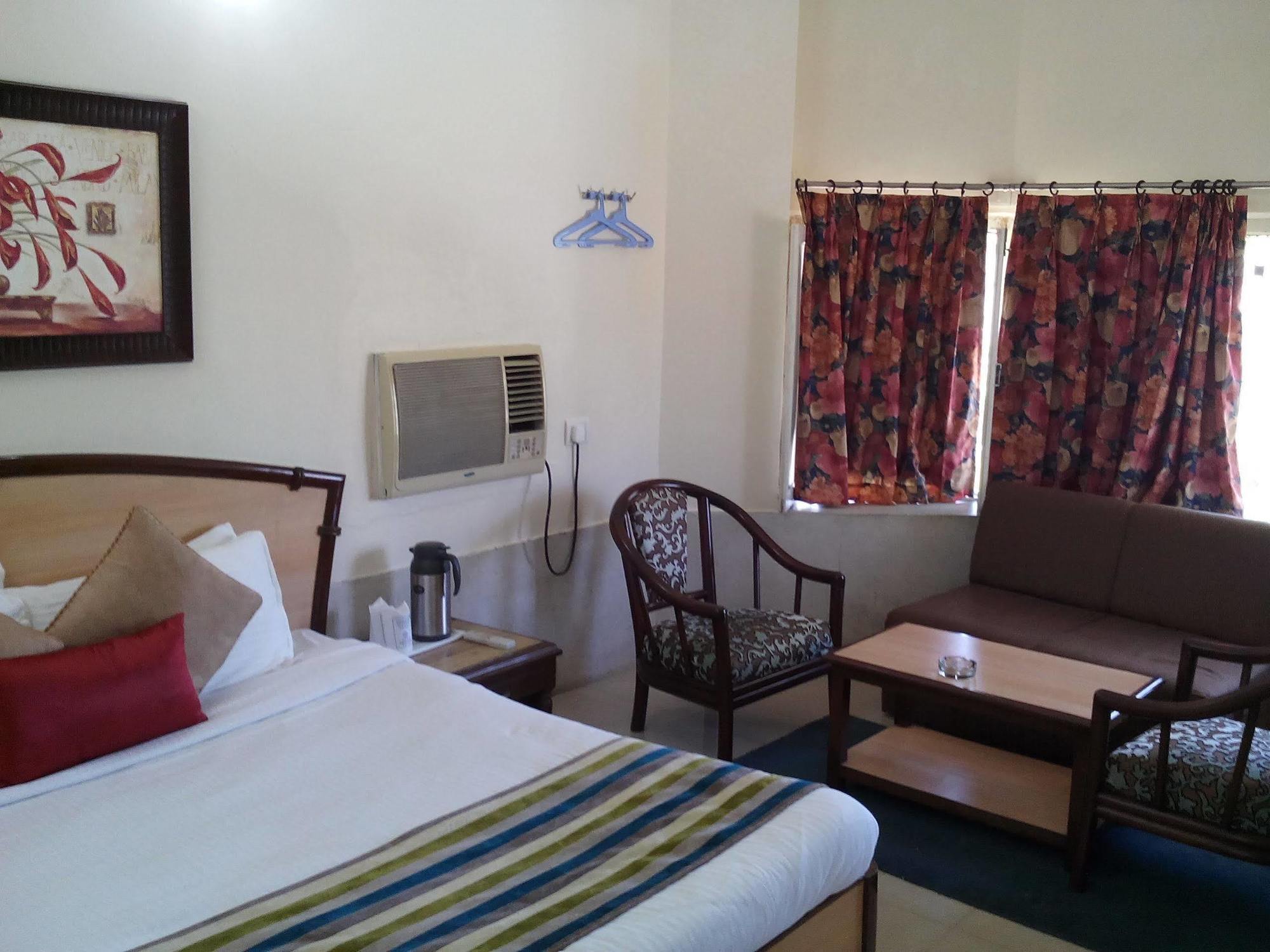 Hotel Karnavati Mount Abu Esterno foto