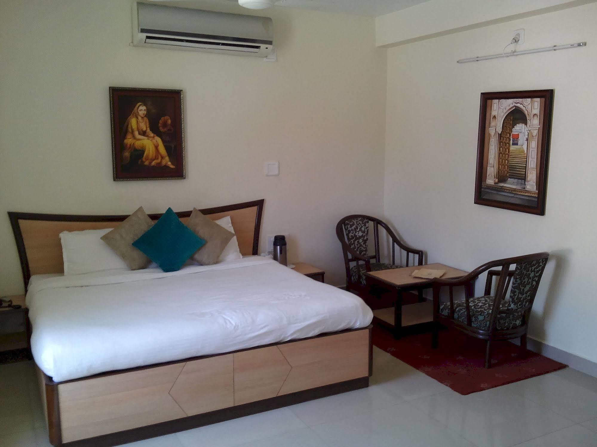 Hotel Karnavati Mount Abu Esterno foto