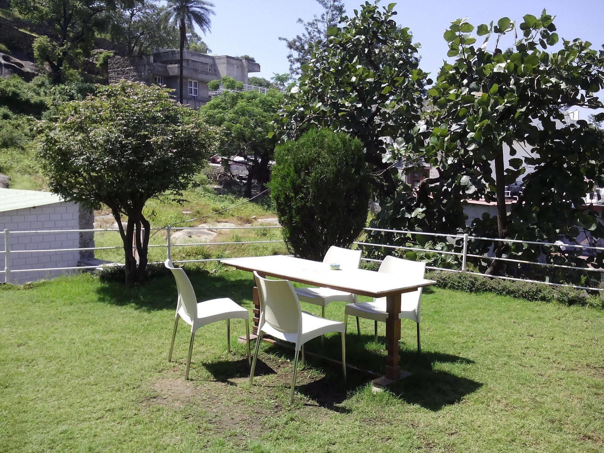 Hotel Karnavati Mount Abu Esterno foto
